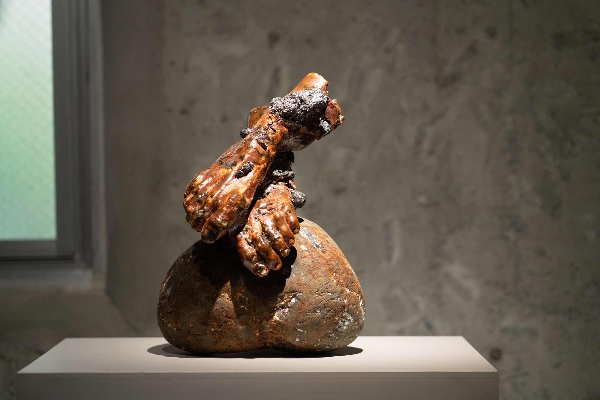 Masaya Kushino 《EnigmaII》（2025）
Stone CeramicIron 29×26.5×40cm