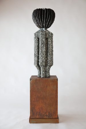 Chisato Yasui《Theobroma – (like) a King》（2025）
Earthenware, Underglaze, Glaze, Copper powder, 
Bronze powder,Urushi, Acrylic