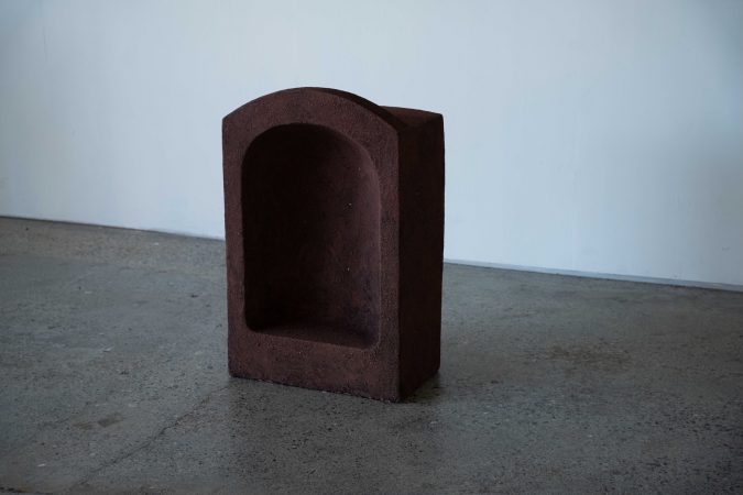 Chisato Yasui《A Portal》（2024）
Earthenware, Underglaze, Glaze
Photo by Tatsumi Okaguchi