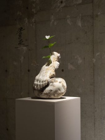 Masaya Kushino 《Compassion》（2026）
Stone CeramicIron 23×22×30cm