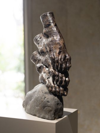 Masaya Kushino《Tense》（2026）
StoneCeramic 35×13×48.5cm