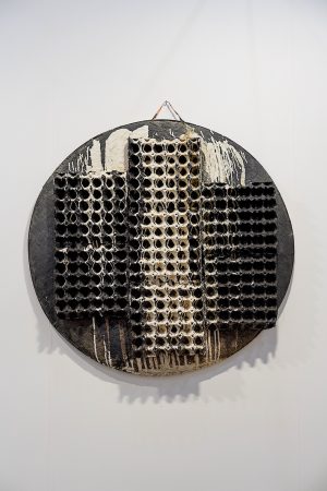 Udomsak Krisanamis  《The Back Room Romp》（2018） acrylic , paint on egg cartons on bamboo basket　Ø108 cm diameter x 4 cm　© 2018 Udomsak Krisanamis / courtesy of GALLERY SIDE 2