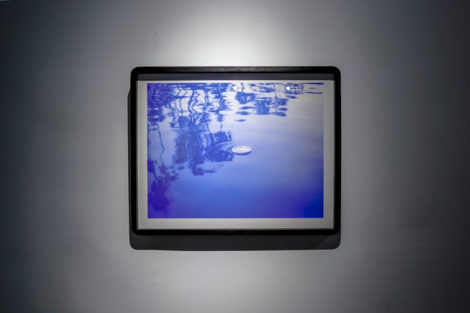 Arthur Ou《Blue Bowl Water》（2006）
Archival Pigment Print on Rag Paper