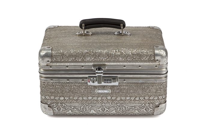 Wim Delvoye《Rimowa Topas Beautycase》（2018）Embossed aluminium, 27.0 x 39.0x 24.0 cm