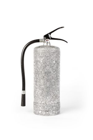 Wim Delvoye 《Untitled (Fire Extinguisher)》（2024）Embossed aluminium, 43.0 x 13.5x 13.5 cm