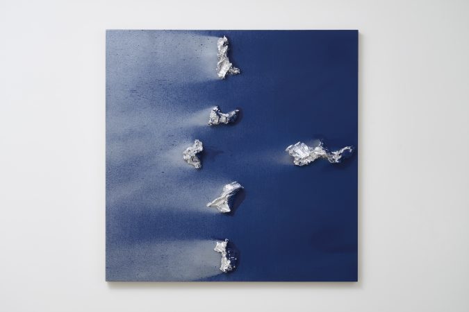 Yutaka Aoki《Untitled》（2026）Acrylic, spray paint, aluminum paint on canvas mounted on panel 150.0 x 150.0 cm